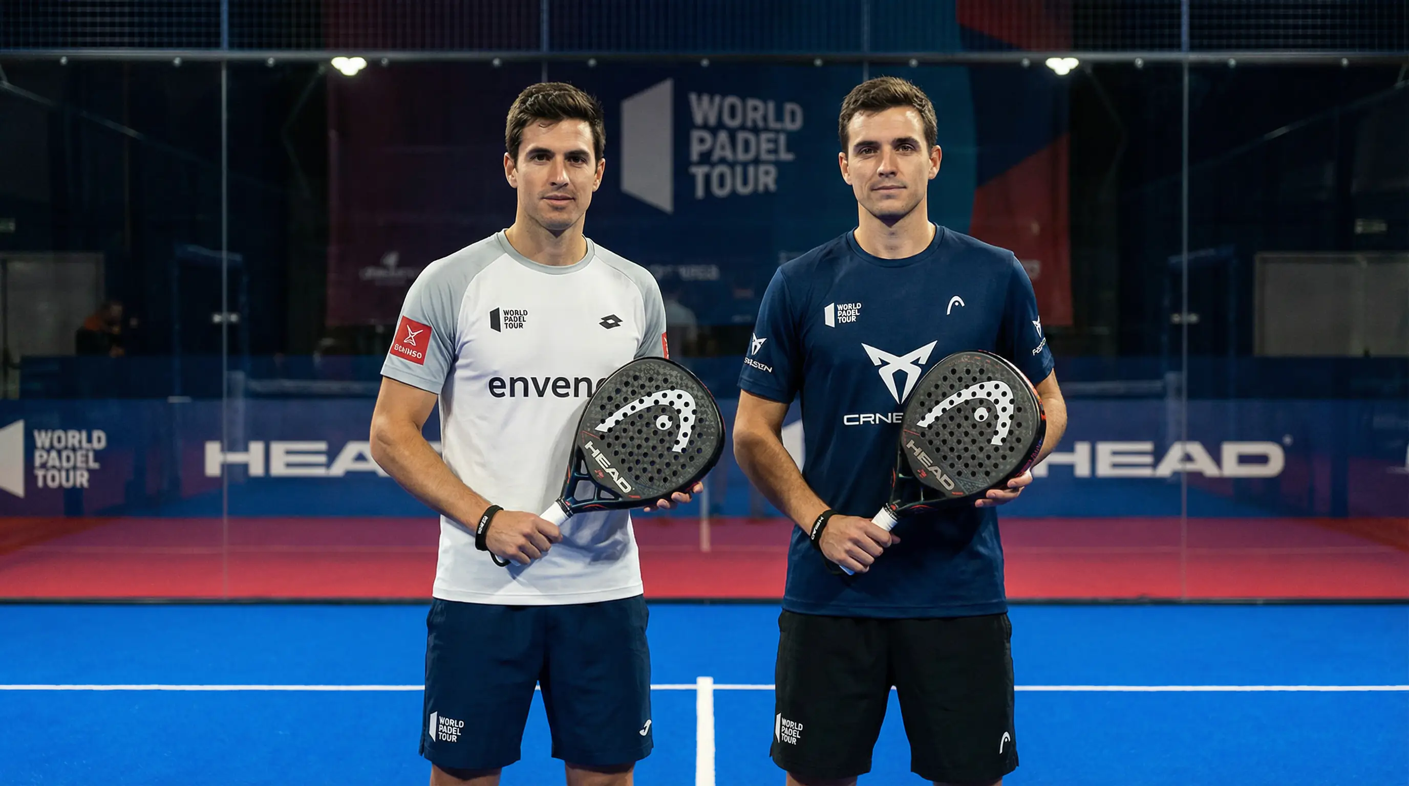 Pareja de pádel profesional posando junto a la pista con el logotipo del circuito FIP visible al fondo